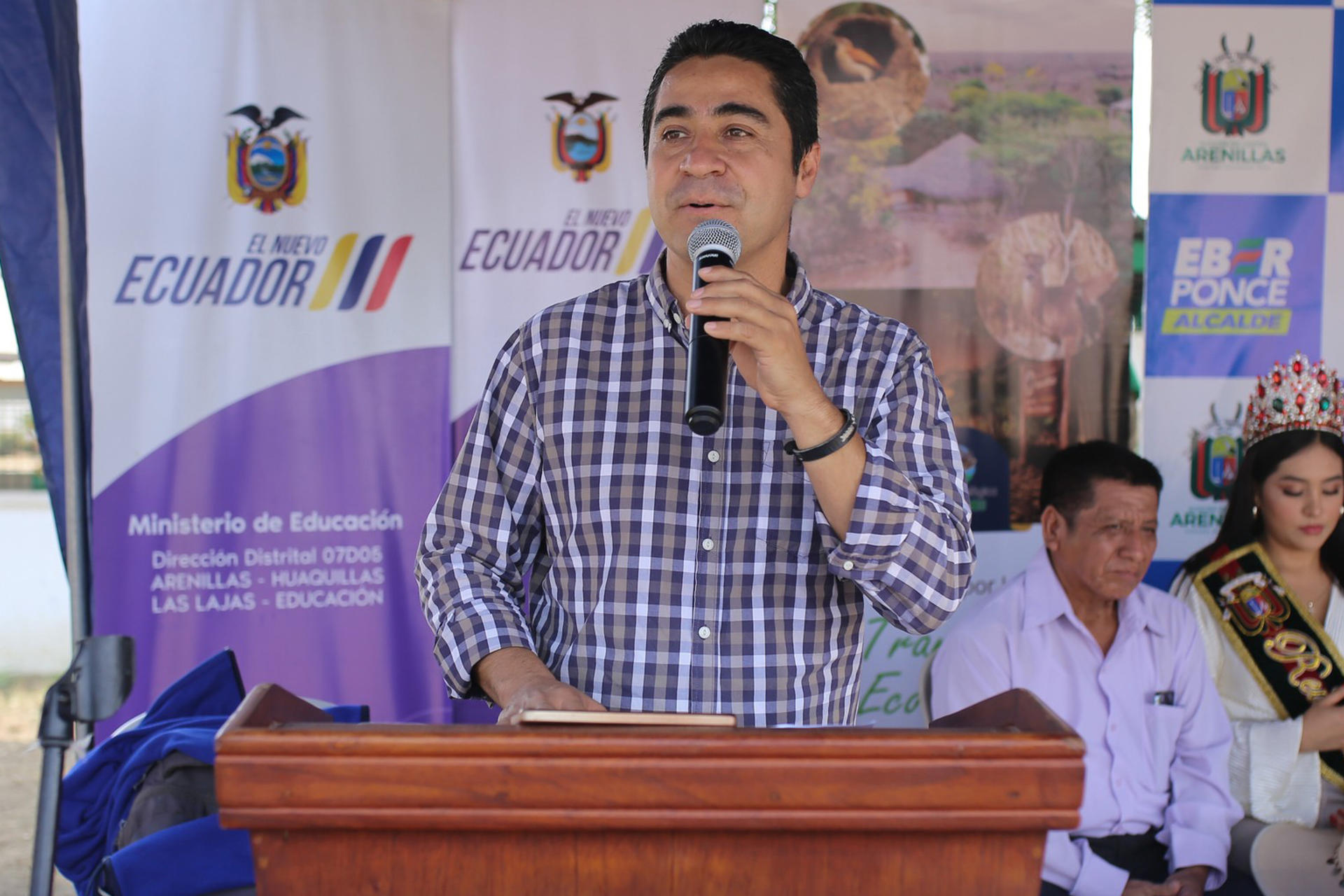 Fotografía tomada de la red social Facebook de la Alcaldía de Arenillas donde se observa al alcalde de Arenillas, Eber Ponce, durante un evento. Ponce fue asesinado este sábado tras recibir cinco disparos en un atentado perpetrado por presuntos sicarios, quienes lo dejaron herido en un primer momento pero horas después falleció en el hospital donde recibía asistencia. EFE/ Alcaldía De Arenillas / SOLO USO EDITORIAL/SOLO DISPONIBLE PARA ILUSTRAR LA NOTICIA QUE ACOMPAÑA (CRÉDITO OBLIGATORIO)