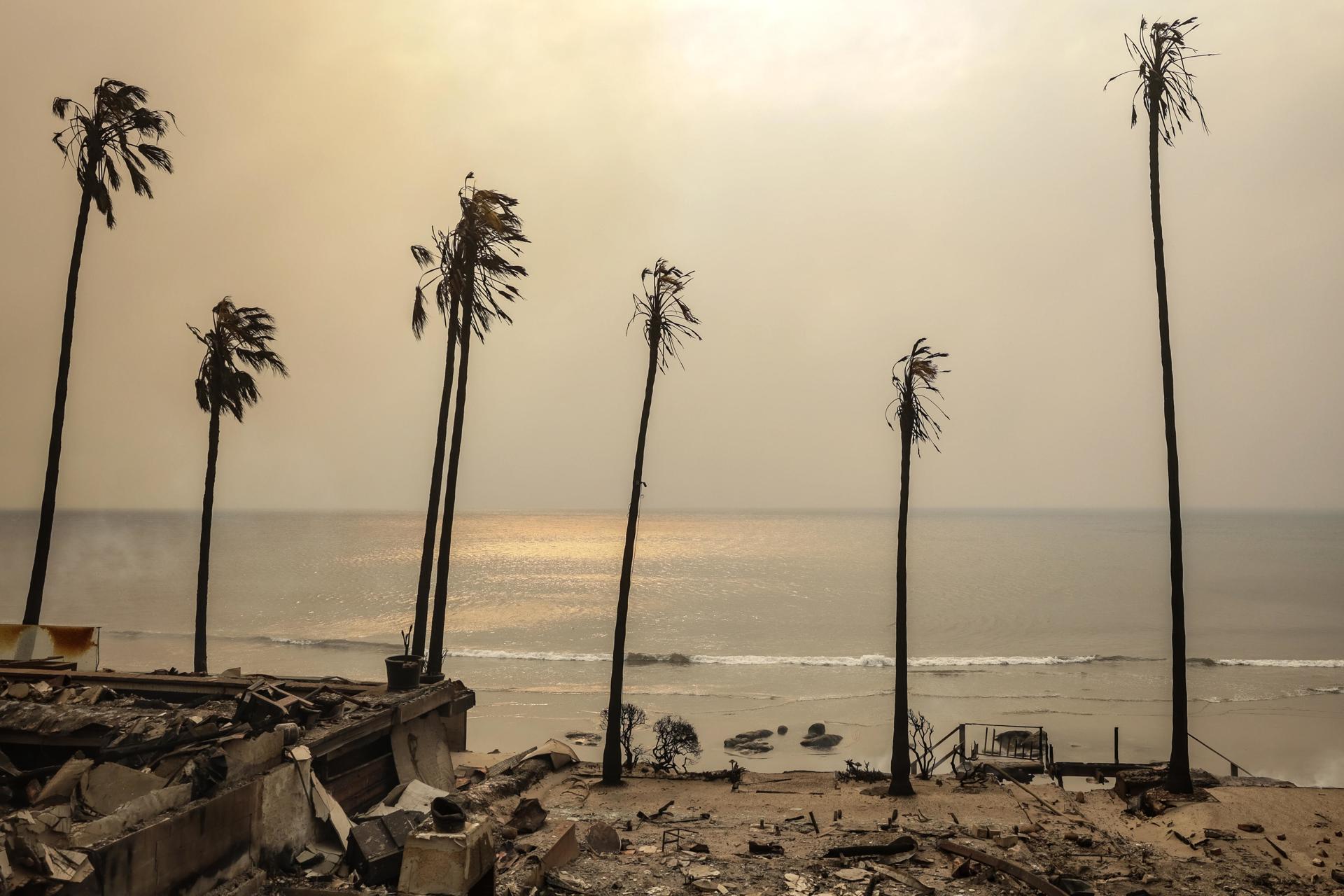 Los restos de casas destruidas por el incendio forestal de Palisades en una playa de Malibú, California, EE.UU., el 8 de enero de 2025. EFE/EPA/Allison Dinner