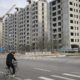 Fotografía de archivo de un hombre que anda en bicicleta junto a un sitio de construcción de edificios residenciales desarrollado por Country Garden en Beijing, China, 02 de abril de 2024. EFE/EPA/Andres Martinez Casares