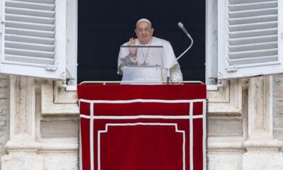 El papa Francisco dirige la oración del Angelus, la oración tradicional del domingo, desde la ventana de su oficina con vista a la Plaza de San Pedro, en el Vaticano, 19 de enero de 2025. (Papá) 
EFE/EPA/FABIO FRUSTACI