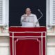 El papa Francisco dirige la oración del Angelus, la oración tradicional del domingo, desde la ventana de su oficina con vista a la Plaza de San Pedro, en el Vaticano, 19 de enero de 2025. (Papá) 
EFE/EPA/FABIO FRUSTACI