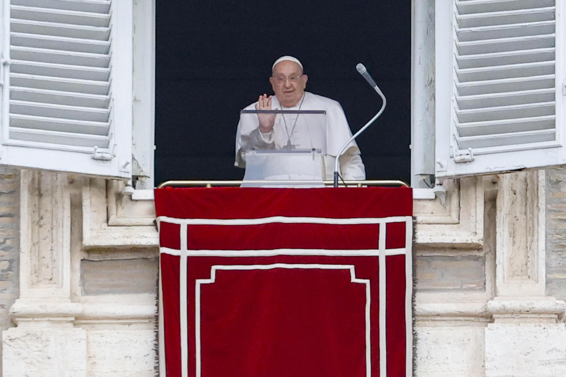 El papa Francisco dirige la oración del Angelus, la oración tradicional del domingo, desde la ventana de su oficina con vista a la Plaza de San Pedro, en el Vaticano, 19 de enero de 2025. (Papá) 
EFE/EPA/FABIO FRUSTACI