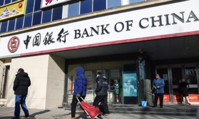 Transeúntes frente a un banco en Beijing, China, el 20 de enero de 2025. El Banco Popular de China (BPC, banco central) anunció que mantendrá su tipo de interés de referencia en el 3,1 % por cuarto mes consecutivo. EFE/EPA/Wu Hao