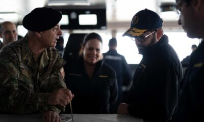 Fotografía del 27 de diciembre 2024, cedida por la Presidencia de Chile del presidente de chileno, Gabriel Boric (d), escuchando al comandante en jefe de la Armada, almirante Juan Andrés de la Maza (i), durante su visita al buque rompehielos Almirante Viel, en Valparaíso (Chile). EFE/ Presidencia de Chile