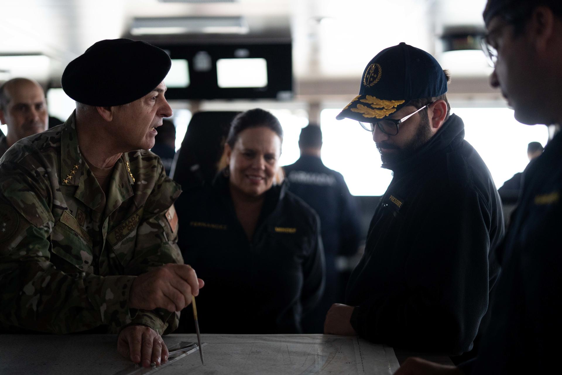 Fotografía del 27 de diciembre 2024, cedida por la Presidencia de Chile del presidente de chileno, Gabriel Boric (d), escuchando al comandante en jefe de la Armada, almirante Juan Andrés de la Maza (i), durante su visita al buque rompehielos Almirante Viel, en Valparaíso (Chile). EFE/ Presidencia de Chile