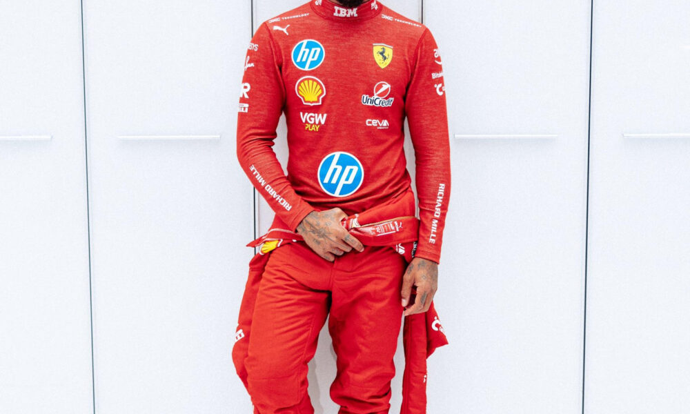 El piloto inglés Lewis Hamilton, siete veces campeón del mundo de Fórmula 1, rodó este miércoles por primera vez con el monoplaza de Ferrari en el circuito de Maranello. En la foto, posa con el mono de su nuevo equipo. EFE/@ScuderiaFerrari ***SOLO USO EDITORIAL/SOLO DISPONIBLE PARA ILUSTRAR LA NOTICIA QUE ACOMPAÑA (CRÉDITO OBLIGATORIO)***