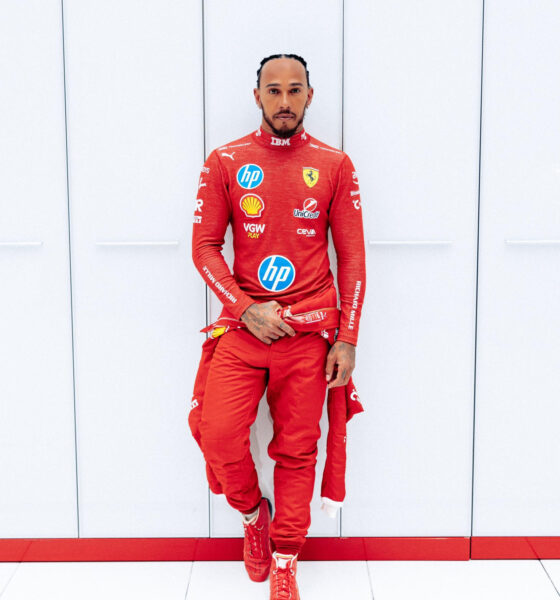 El piloto inglés Lewis Hamilton, siete veces campeón del mundo de Fórmula 1, rodó este miércoles por primera vez con el monoplaza de Ferrari en el circuito de Maranello. En la foto, posa con el mono de su nuevo equipo. EFE/@ScuderiaFerrari ***SOLO USO EDITORIAL/SOLO DISPONIBLE PARA ILUSTRAR LA NOTICIA QUE ACOMPAÑA (CRÉDITO OBLIGATORIO)***