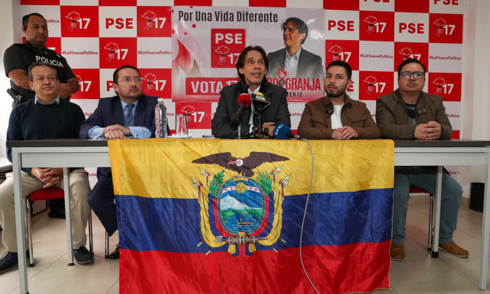 El candidato presidencial del Partido Socialista Ecuatoriano (PSE), Pedro Granja (c), habla durante una rueda de prensa este viernes, en Quito (Ecuador). EFE/José Jácome