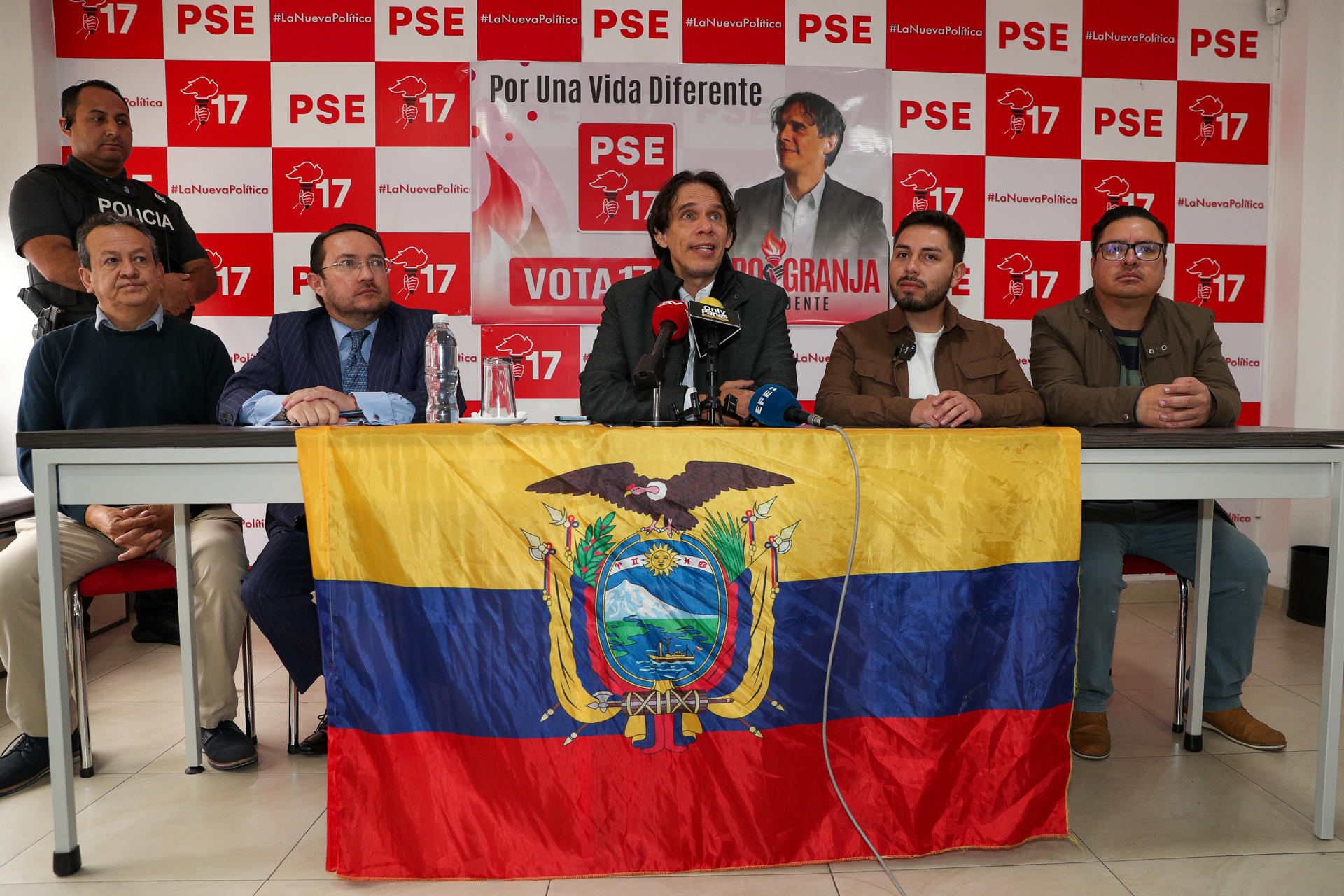 El candidato presidencial del Partido Socialista Ecuatoriano (PSE), Pedro Granja (c), habla durante una rueda de prensa este viernes, en Quito (Ecuador). EFE/José Jácome