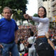 La líder antichavista María Corina Machado (d) saluda a sus seguidores junto al exdiputado venezolano Juan Pablo Guanipa este jueves, en una manifestación en Caracas (Venezuela). EFE/ Miguel Gutiérrez