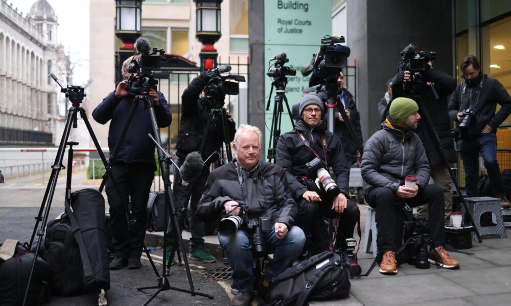 Los medios de comunicación esperan fuera del Rolls Building en los Tribunales Reales de Justicia, donde se lleva a cabo el caso legal del príncipe Harry de Gran Bretaña contra News Group Newspapers (NGN) en Londres, Gran Bretaña, 21 de enero de 2025. El caso legal presentado por Harry, Duque de Sussex, contra NGN por alegaciones de recolección de información ilegal comenzará hoy. (United Kingdom, London) EFE/EPA/NEIL HALL