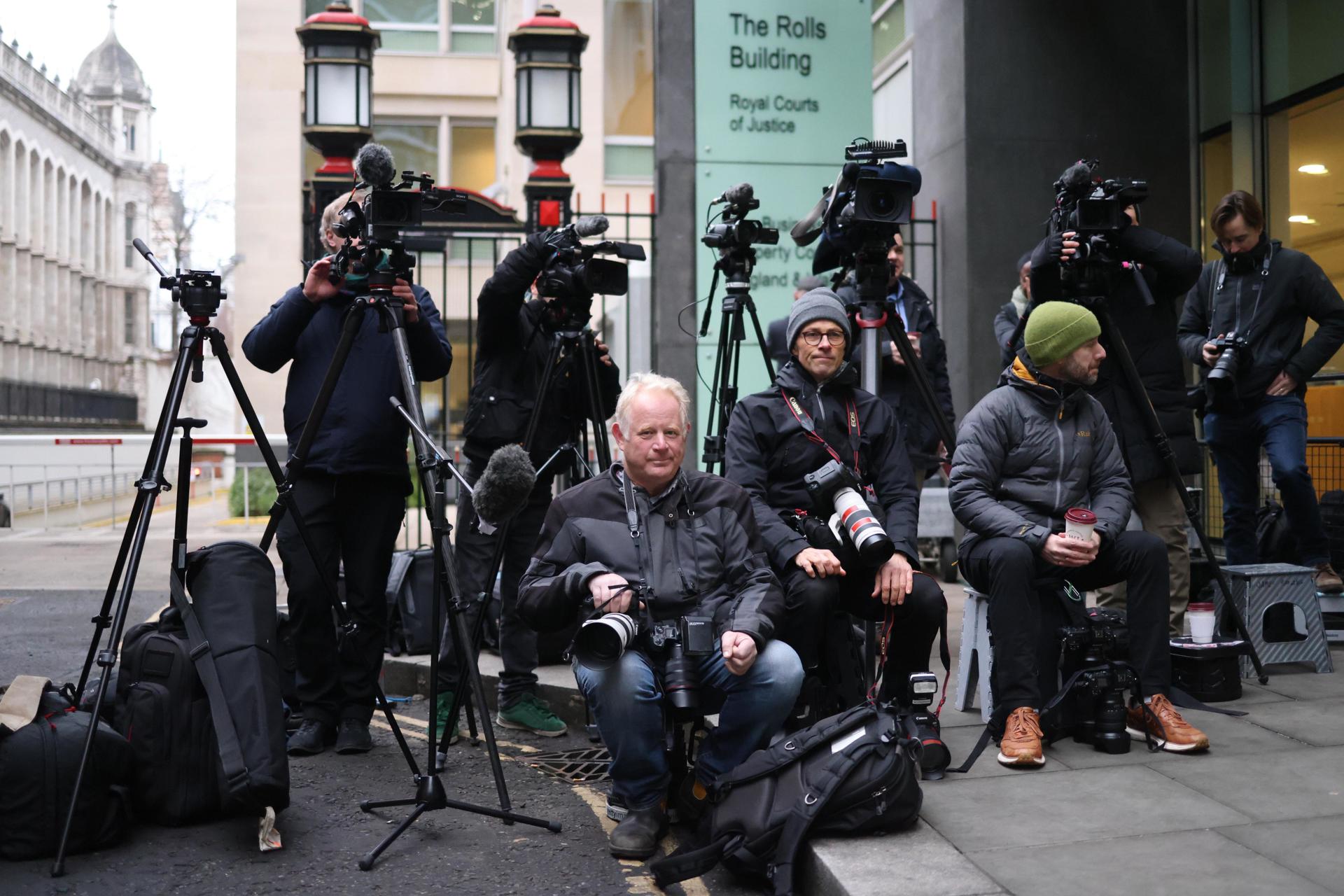 Los medios de comunicación esperan fuera del Rolls Building en los Tribunales Reales de Justicia, donde se lleva a cabo el caso legal del príncipe Harry de Gran Bretaña contra News Group Newspapers (NGN) en Londres, Gran Bretaña, 21 de enero de 2025. El caso legal presentado por Harry, Duque de Sussex, contra NGN por alegaciones de recolección de información ilegal comenzará hoy. (United Kingdom, London) EFE/EPA/NEIL HALL