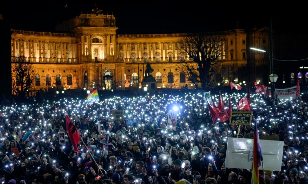 La gente se reúne cerca de la cancillería federal durante una protesta contra las negociaciones de coalición entre el Partido del Pueblo Austríaco (OeVP) y el Partido de la Libertad de Austria (FPOe) en Viena, Austria, 09 de enero de 2025. (Protestas, Viena) EFE/EPA/MAX SLOVENCIK