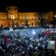 La gente se reúne cerca de la cancillería federal durante una protesta contra las negociaciones de coalición entre el Partido del Pueblo Austríaco (OeVP) y el Partido de la Libertad de Austria (FPOe) en Viena, Austria, 09 de enero de 2025. (Protestas, Viena) EFE/EPA/MAX SLOVENCIK