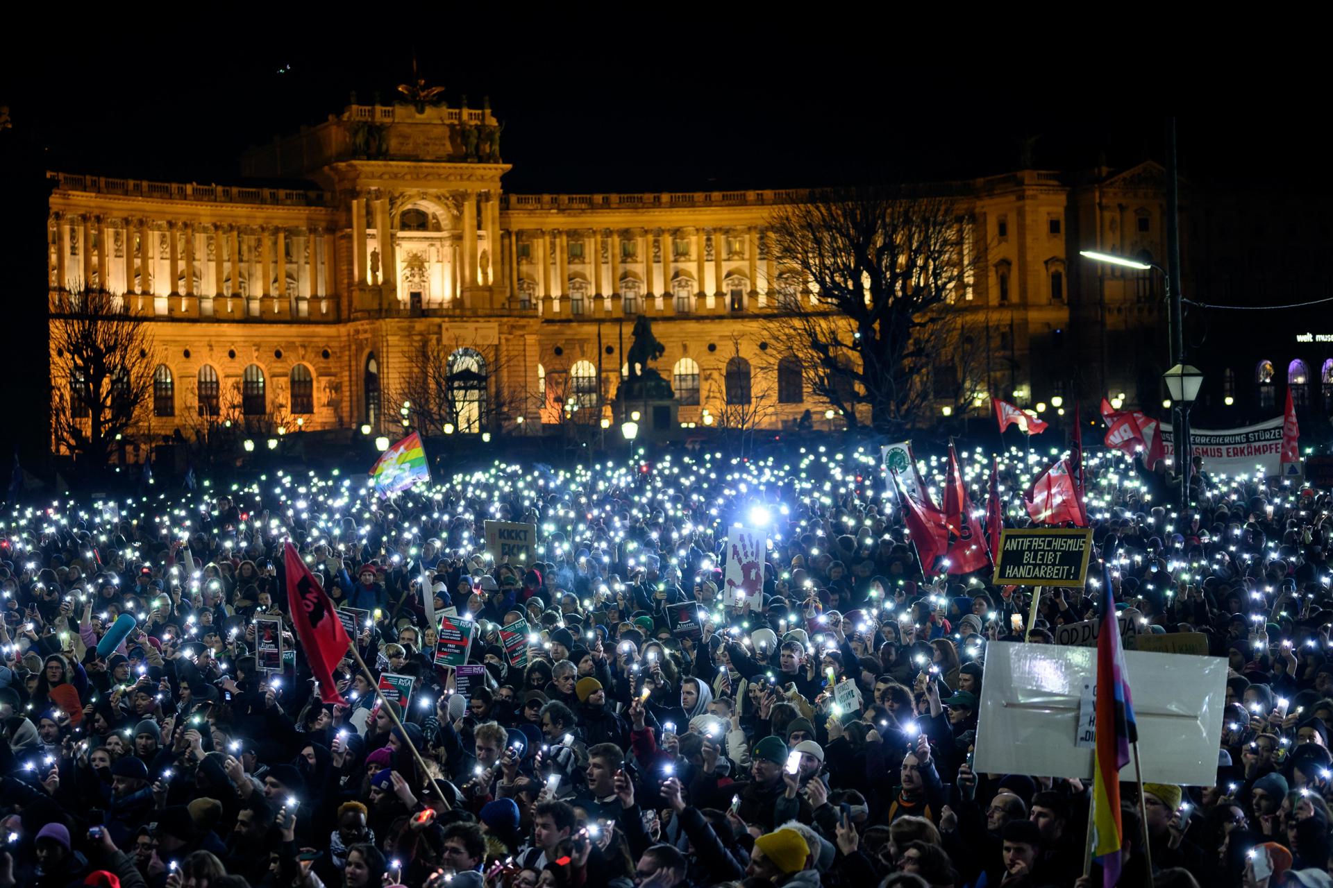 La gente se reúne cerca de la cancillería federal durante una protesta contra las negociaciones de coalición entre el Partido del Pueblo Austríaco (OeVP) y el Partido de la Libertad de Austria (FPOe) en Viena, Austria, 09 de enero de 2025. (Protestas, Viena) EFE/EPA/MAX SLOVENCIK