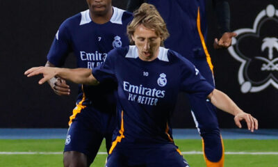 Los jugadores del Real Madrid Vinicius, Modric (C) y Rudiger (R) durante la sesión de entrenamiento del equipo en Jeddah, Arabia Saudí, en la víspera del segundo partido semifinal de la Supercopa de España 2025 entre el Real Madrid y el RCD Mallorca. EFE/Alberto Estevez