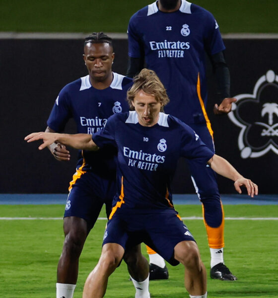 Los jugadores del Real Madrid Vinicius, Modric (C) y Rudiger (R) durante la sesión de entrenamiento del equipo en Jeddah, Arabia Saudí, en la víspera del segundo partido semifinal de la Supercopa de España 2025 entre el Real Madrid y el RCD Mallorca. EFE/Alberto Estevez