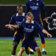 Los jugadores del Real Madrid Vinicius, Modric (C) y Rudiger (R) durante la sesión de entrenamiento del equipo en Jeddah, Arabia Saudí, en la víspera del segundo partido semifinal de la Supercopa de España 2025 entre el Real Madrid y el RCD Mallorca. EFE/Alberto Estevez