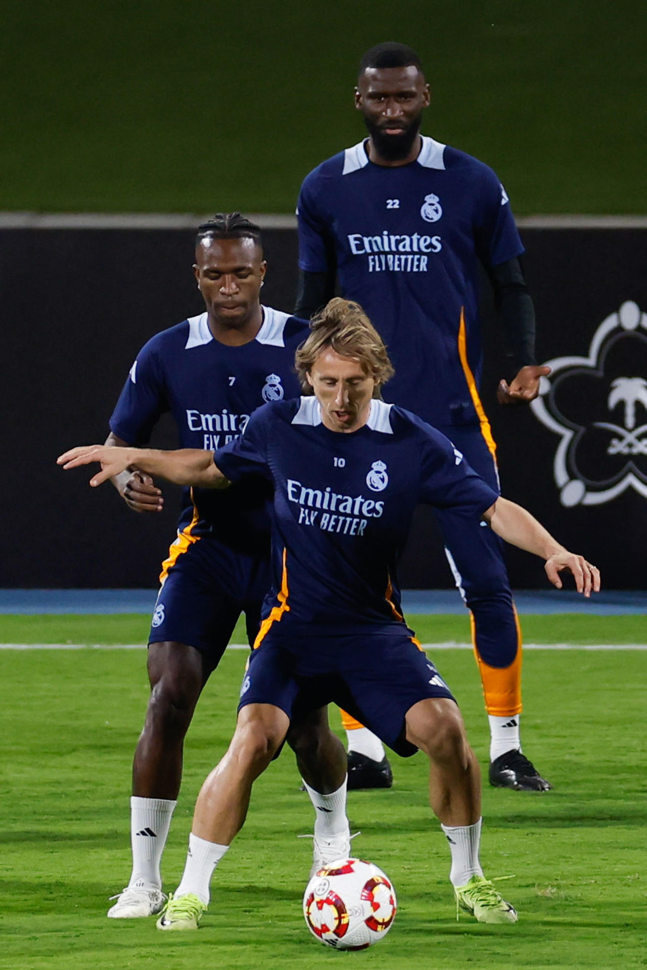 Los jugadores del Real Madrid Vinicius, Modric (C) y Rudiger (R) durante la sesión de entrenamiento del equipo en Jeddah, Arabia Saudí, en la víspera del segundo partido semifinal de la Supercopa de España 2025 entre el Real Madrid y el RCD Mallorca. EFE/Alberto Estevez