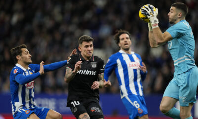 El portero del Leganés, Marko Dmitrovic (d) en el suelo en el partido de LaLiga entre el Espanyol y el Leganés, este sábado en el estadio RCDE Stadium. EFE/ Alejandro Garcia