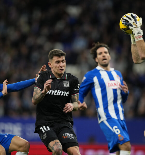 El portero del Espanyol Joan García (d) atrapa el balón ante el centrocampista del Leganés Raba (2i) en el partido de LaLiga entre el Espanyol y el Leganés, este sábado en el estadio RCDE Stadium. EFE/ Alejandro Garcia