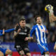 El portero del Espanyol Joan García (d) atrapa el balón ante el centrocampista del Leganés Raba (2i) en el partido de LaLiga entre el Espanyol y el Leganés, este sábado en el estadio RCDE Stadium. EFE/ Alejandro Garcia