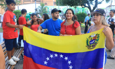 Ciudadanos venezolanos participan en una manifestación frente a la Catedral Metropolitana este jueves, en Santa Cruz (Bolivia). EFE/ Juan Carlos Torrejón