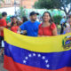 Ciudadanos venezolanos participan en una manifestación frente a la Catedral Metropolitana este jueves, en Santa Cruz (Bolivia). EFE/ Juan Carlos Torrejón