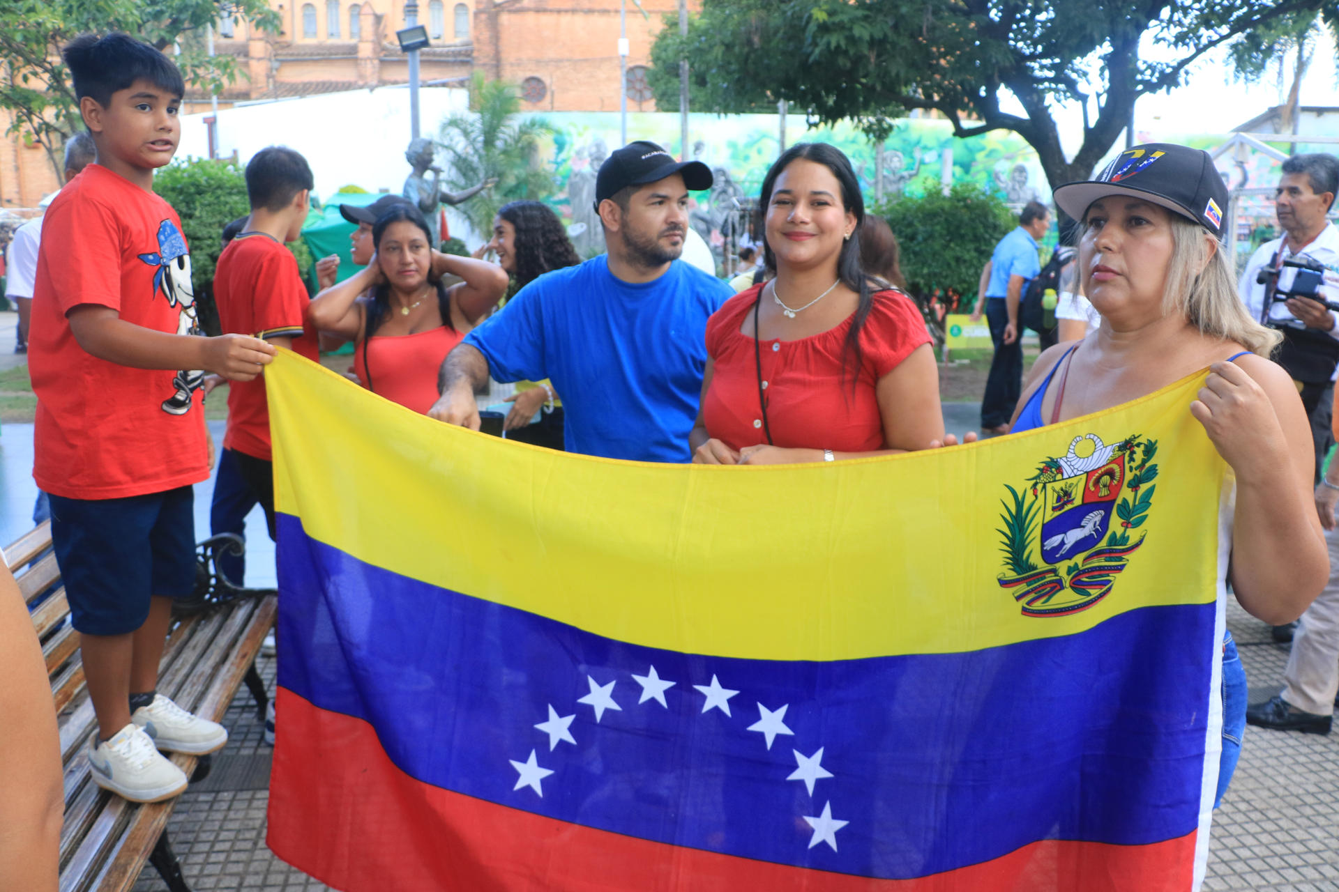 Ciudadanos venezolanos participan en una manifestación frente a la Catedral Metropolitana este jueves, en Santa Cruz (Bolivia). EFE/ Juan Carlos Torrejón