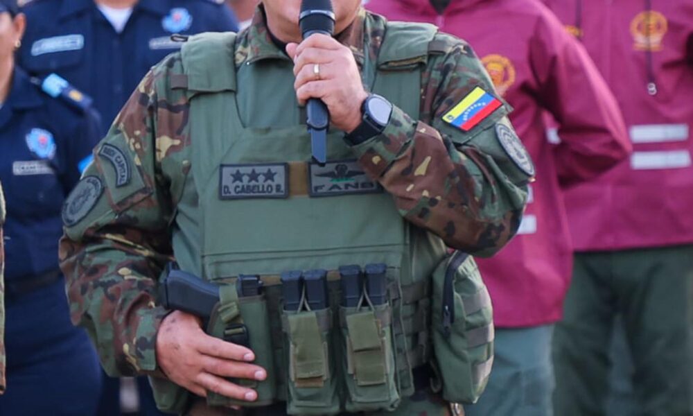 Fotografía cedida por el Ministerio de Interior, Justicia y Paz de Venezuela del ministro de esa cartera, Diosdado Cabello, hablando durante ejercicios militares este miércoles, en Santa Barbara del Zulia (Venezuela). . EFE/ Ministerio de Interior /