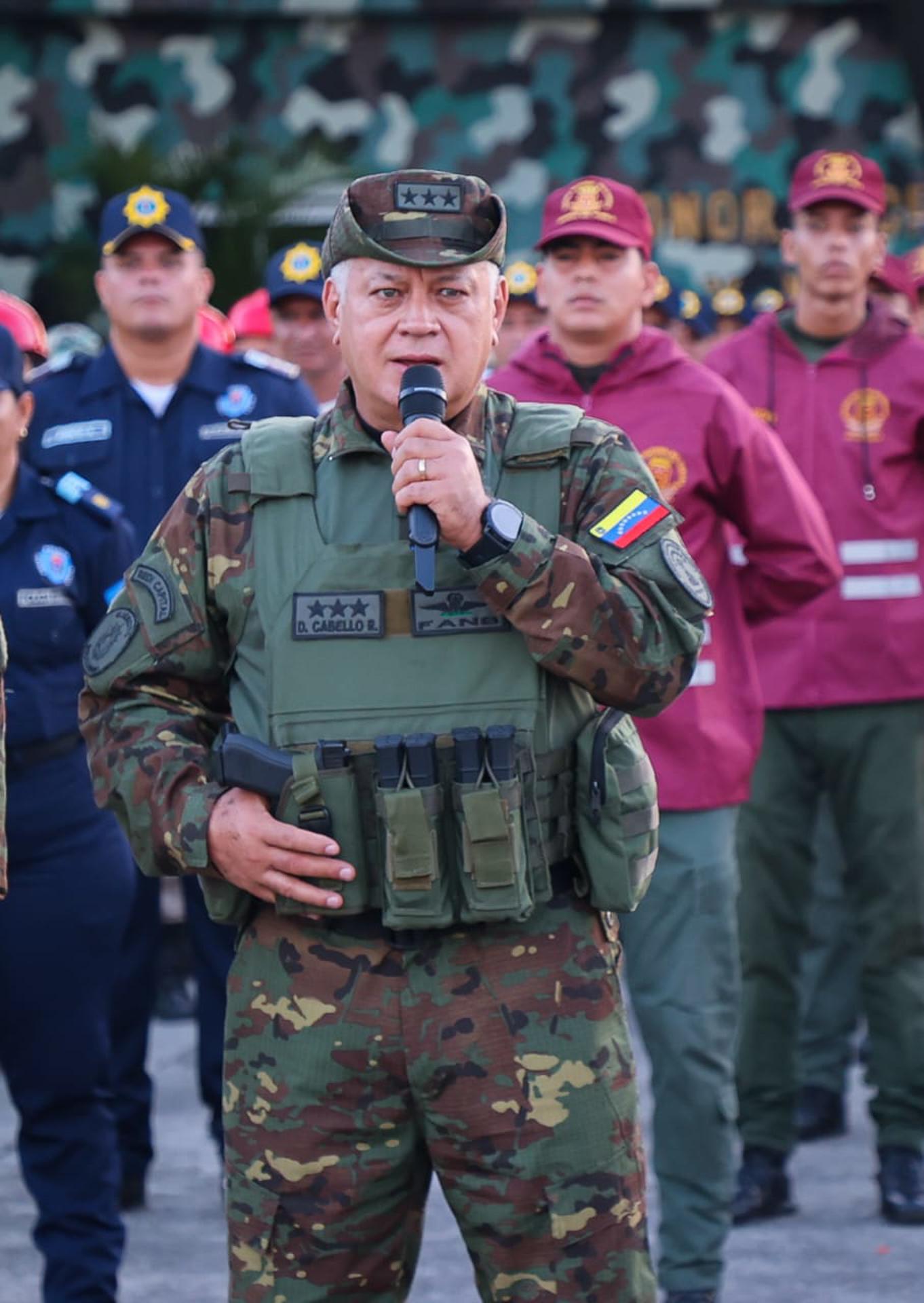 Fotografía cedida por el Ministerio de Interior, Justicia y Paz de Venezuela del ministro de esa cartera, Diosdado Cabello, hablando durante ejercicios militares este miércoles, en Santa Barbara del Zulia (Venezuela). . EFE/ Ministerio de Interior /