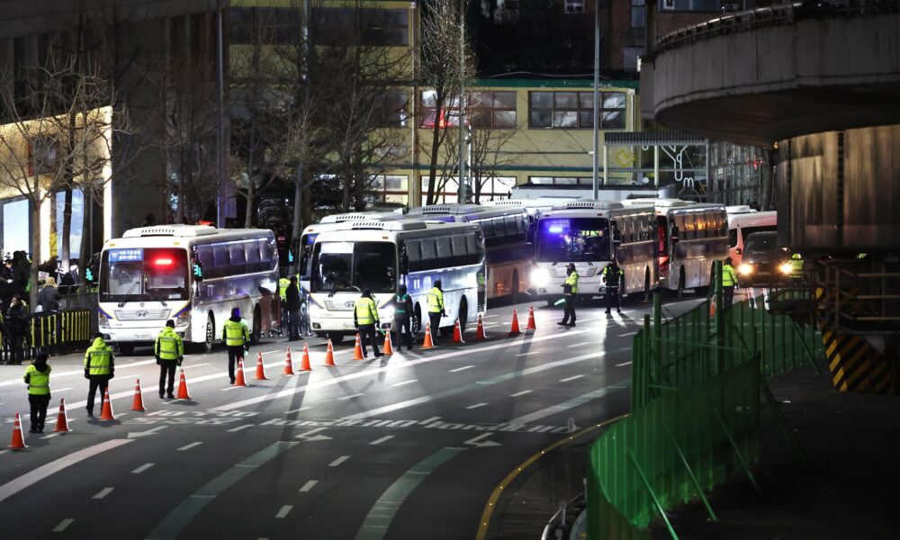 Una barricada de autobuses policiales se instala cerca de la residencia oficial del presidente destituido Yoon Suk Yeol mientras los investigadores de la agencia estatal anticorrupción abandonaban su oficina para ejecutar una orden de detención contra Yoon. Foto de archivo. EFE/YONHAP