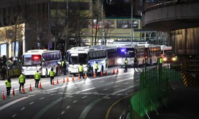 Una barricada de autobuses policiales se instala cerca de la residencia oficial del presidente destituido Yoon Suk Yeol mientras los investigadores de la agencia estatal anticorrupción abandonaban su oficina para ejecutar una orden de detención contra Yoon. Foto de archivo. EFE/YONHAP