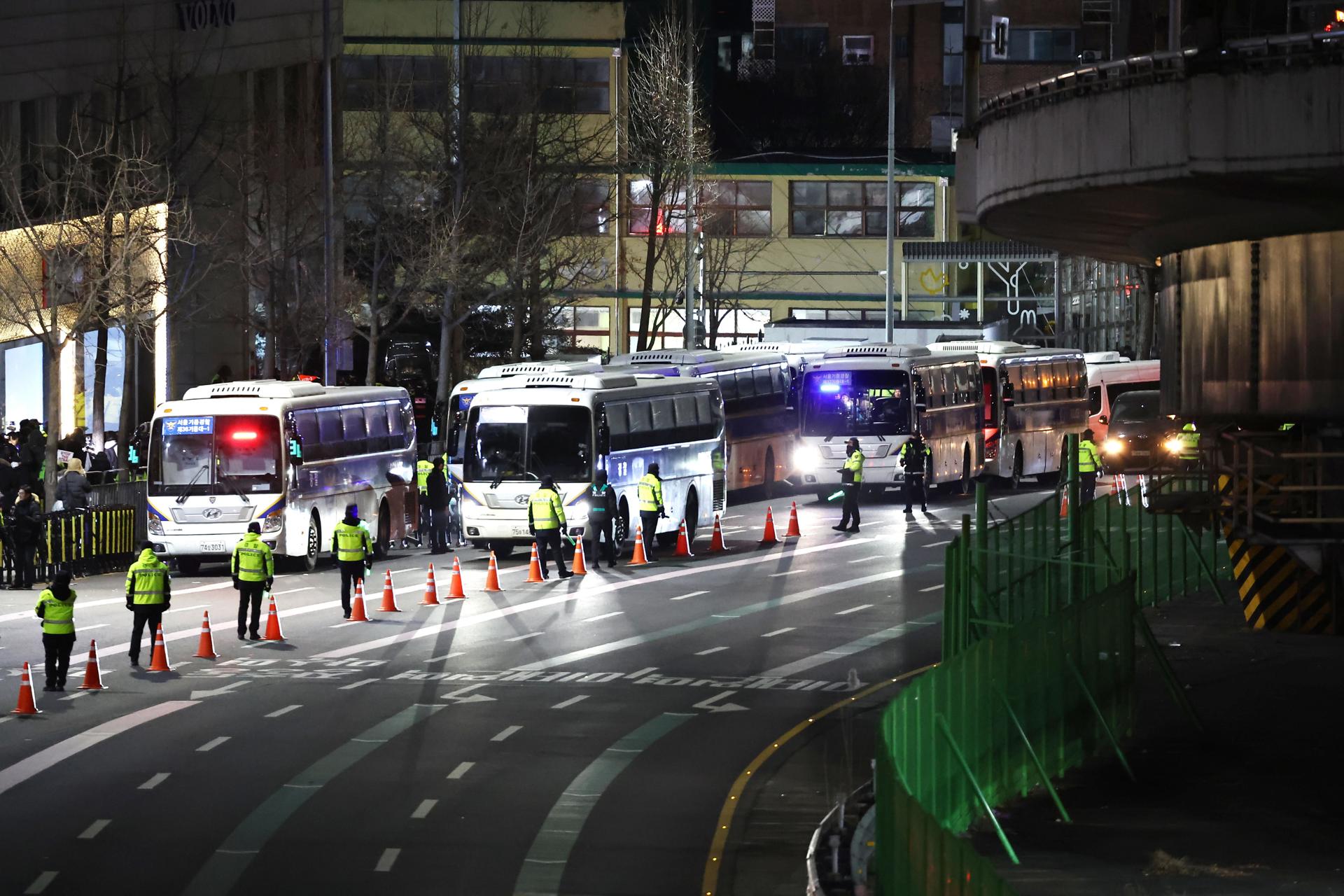 Una barricada de autobuses policiales se instala cerca de la residencia oficial del presidente destituido Yoon Suk Yeol mientras los investigadores de la agencia estatal anticorrupción abandonaban su oficina para ejecutar una orden de detención contra Yoon. Foto de archivo. EFE/YONHAP