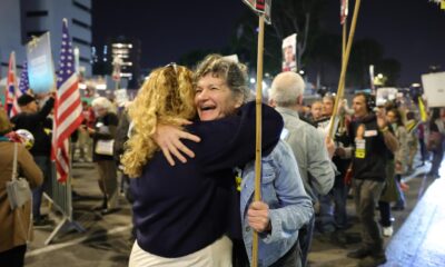 Familiares de rehenes retenidos por Hamas en Gaza y sus partidarios reaccionan a las informaciones de alto el fuego durante una protesta pidiendo un alto el fuego y la liberación de los rehenes, frente a la sede del partido Likud en Tel Aviv, Israel, este 15 de enero de 2025. EFE/Abir Sultan