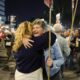 Familiares de rehenes retenidos por Hamas en Gaza y sus partidarios reaccionan a las informaciones de alto el fuego durante una protesta pidiendo un alto el fuego y la liberación de los rehenes, frente a la sede del partido Likud en Tel Aviv, Israel, este 15 de enero de 2025. EFE/Abir Sultan