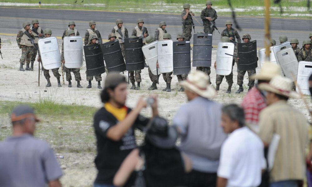 Fotografía de archivo en la que se ve a seguidores del expresidente Manuel Zelaya al enfrentarse a policías y soldados en el aeropuerto internacional de Toncontín el 5 de julio de 2009, en Tegucigalpa (Honduras). EFE/ROBERTO ESCOBAR