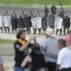 Fotografía de archivo en la que se ve a seguidores del expresidente Manuel Zelaya al enfrentarse a policías y soldados en el aeropuerto internacional de Toncontín el 5 de julio de 2009, en Tegucigalpa (Honduras). EFE/ROBERTO ESCOBAR