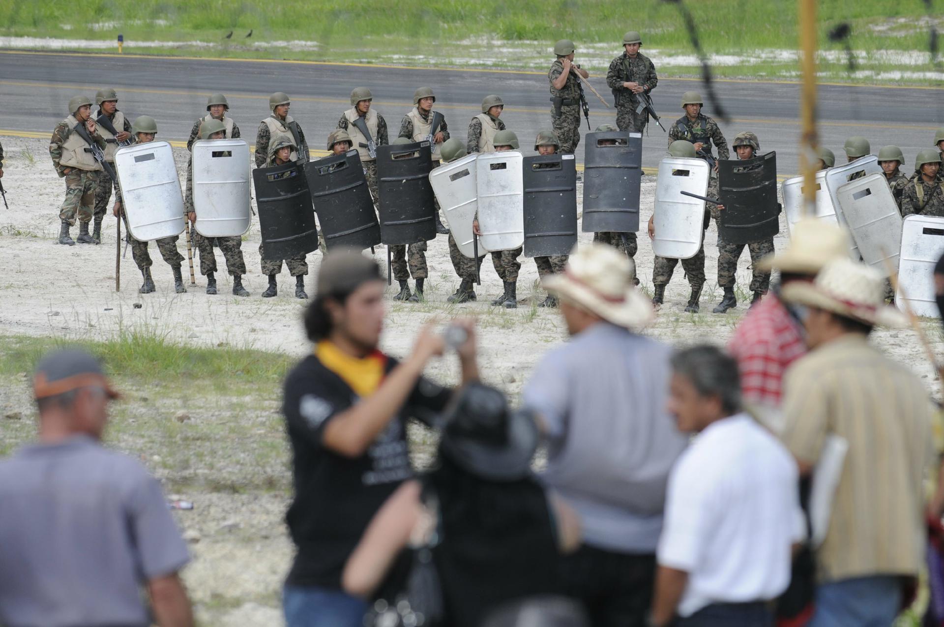 Fotografía de archivo en la que se ve a seguidores del expresidente Manuel Zelaya al enfrentarse a policías y soldados en el aeropuerto internacional de Toncontín el 5 de julio de 2009, en Tegucigalpa (Honduras). EFE/ROBERTO ESCOBAR