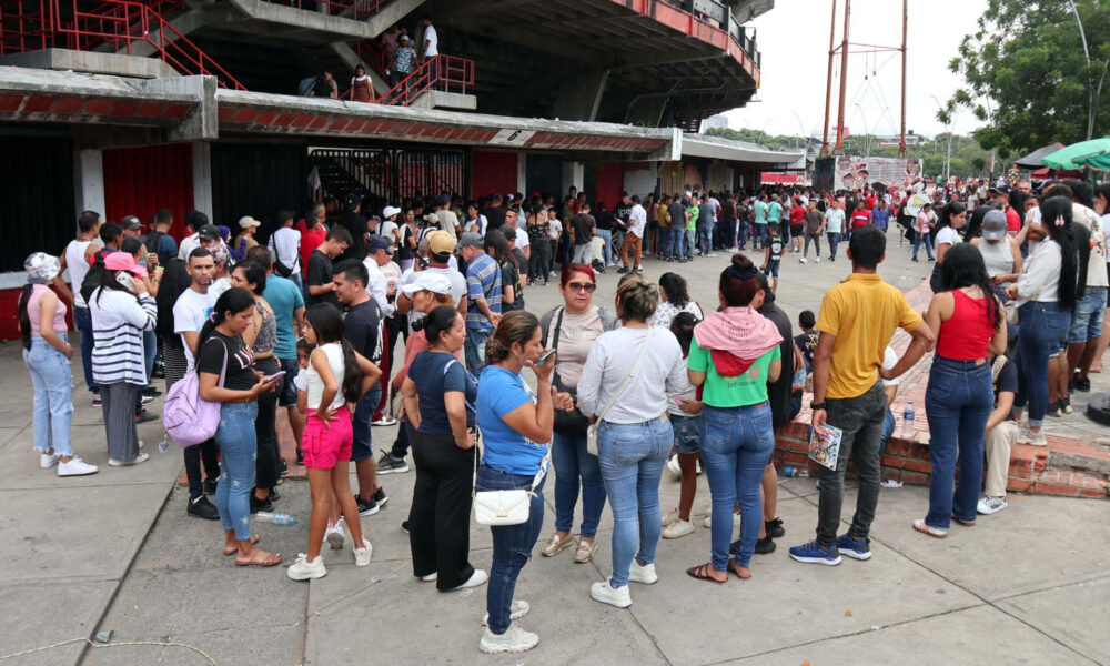 Personas desplazadas por la violencia en la región del Catatumbo esperan en una fila para recibir ayuda este lunes, en el estadio General Santander en Cúcuta (Colombia). El alcalde de Cúcuta, Jorge Acevedo, aseguró que la situación por la violencia en el Catatumbo ya desbordó todas las capacidades de esta ciudad colombiana fronteriza con Venezuela, que se había preparado para recibir a 1.500 personas, y ya han recibido a más de 8.000. EFE/ Mario Caicedo