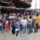 Personas desplazadas por la violencia en la región del Catatumbo esperan en una fila para recibir ayuda este lunes, en el estadio General Santander en Cúcuta (Colombia). El alcalde de Cúcuta, Jorge Acevedo, aseguró que la situación por la violencia en el Catatumbo ya desbordó todas las capacidades de esta ciudad colombiana fronteriza con Venezuela, que se había preparado para recibir a 1.500 personas, y ya han recibido a más de 8.000. EFE/ Mario Caicedo