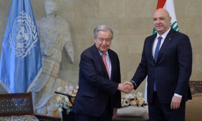 El presidente libanés Joseph Aoun (D) da la bienvenida al secretario general de las Naciones Unidas Antonio Guterres (I) en el Palacio Presidencial en Baabda, Líbano, el 18 de enero de 2025. 
 EFE/EPA/WAEL HAMZEH