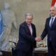 El presidente libanés Joseph Aoun (D) da la bienvenida al secretario general de las Naciones Unidas Antonio Guterres (I) en el Palacio Presidencial en Baabda, Líbano, el 18 de enero de 2025. 
 EFE/EPA/WAEL HAMZEH