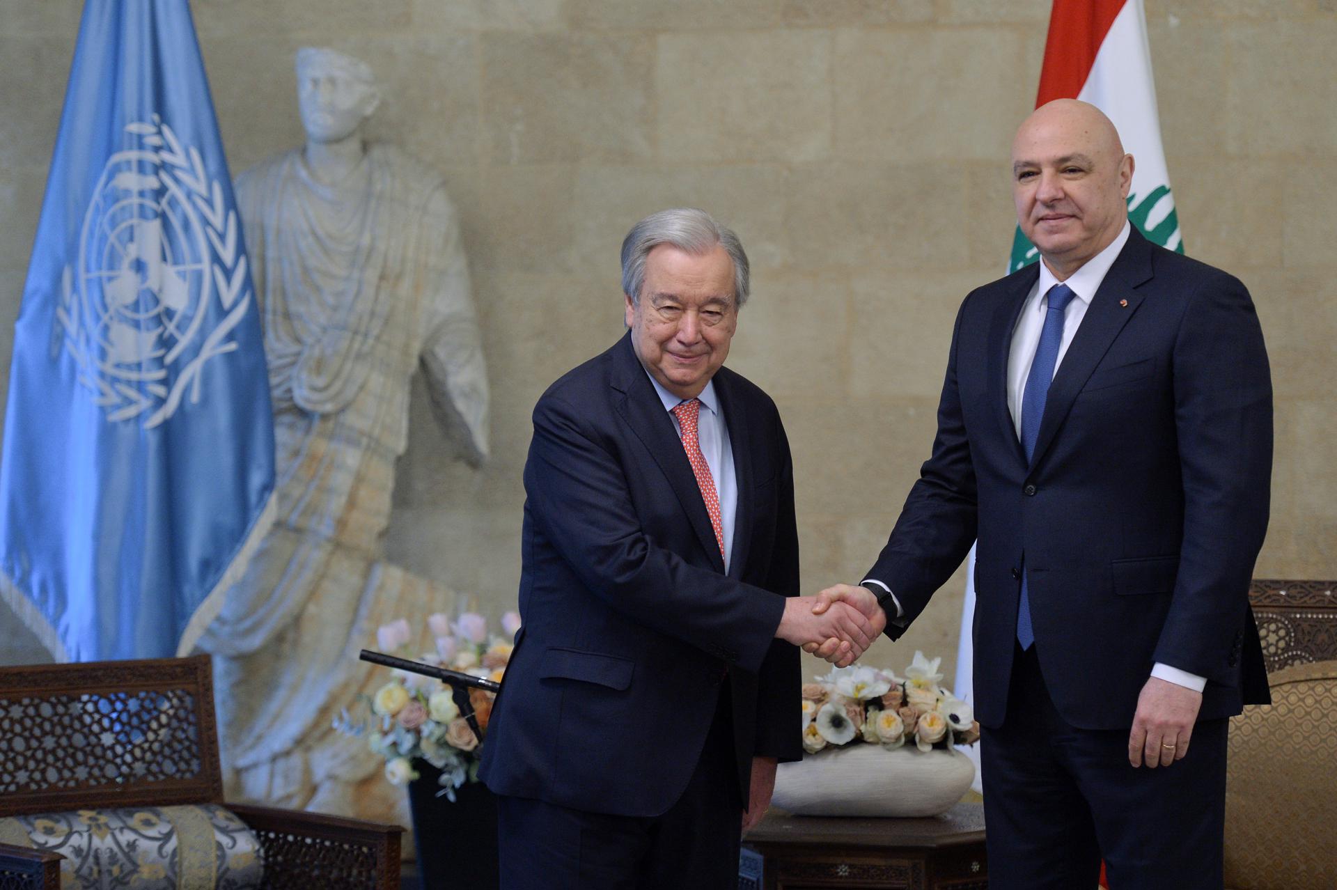 El presidente libanés Joseph Aoun (D) da la bienvenida al secretario general de las Naciones Unidas Antonio Guterres (I) en el Palacio Presidencial en Baabda, Líbano, el 18 de enero de 2025. 
 EFE/EPA/WAEL HAMZEH