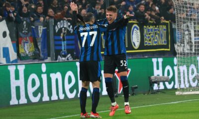 El jugador del Atalanta Mateo Retegui celebra con su compñaero Davide Zappacosta un gol durante el partido de la séotima jornada de la UEFA Champions League que han jugado Atalanta BC y SK Sturm Graz ent Bérgamo Stadium Italia. EFE/EPA/MICHELE MARAVIGLIA