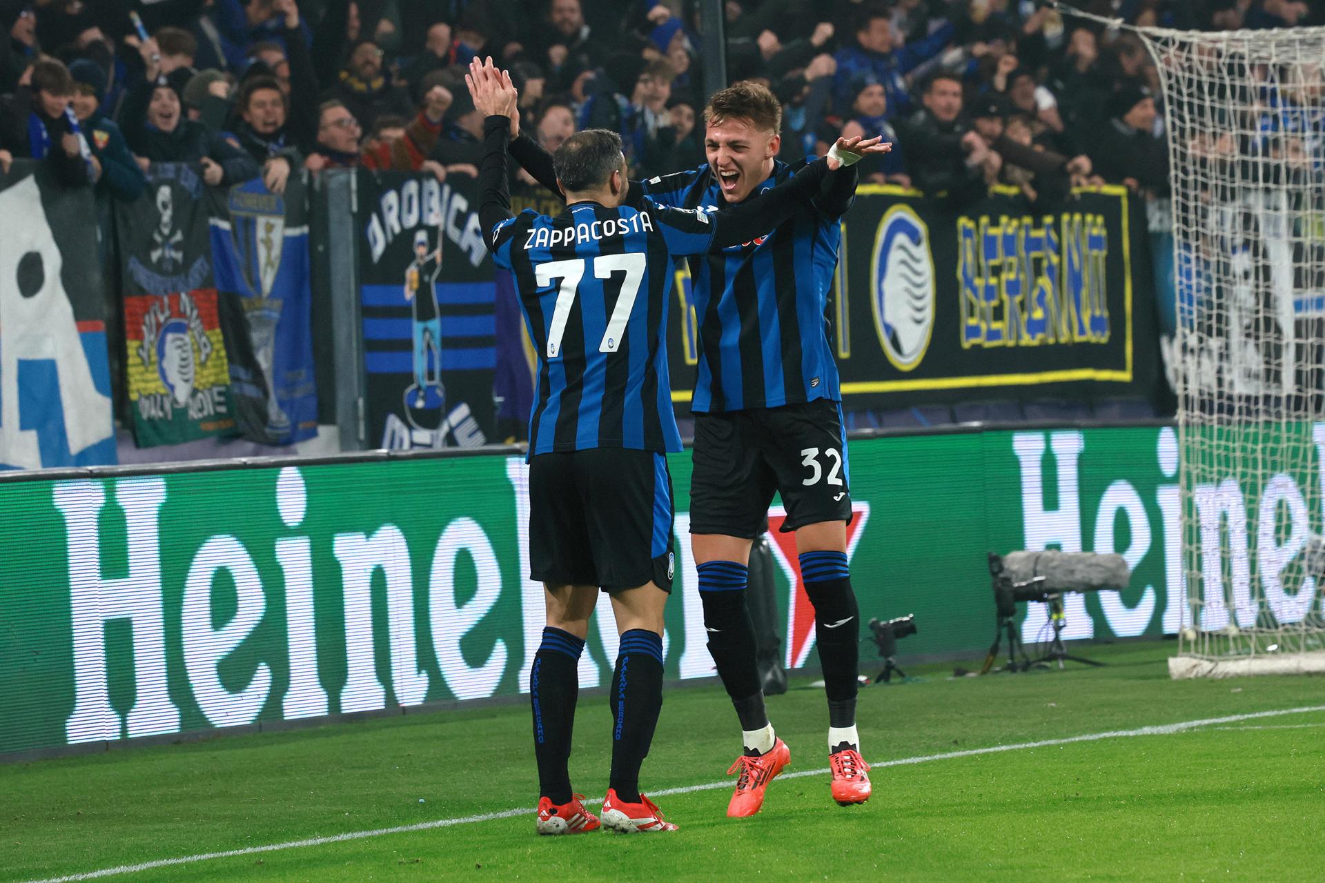 El jugador del Atalanta Mateo Retegui celebra con su compñaero Davide Zappacosta un gol durante el partido de la séotima jornada de la UEFA Champions League que han jugado Atalanta BC y SK Sturm Graz ent Bérgamo Stadium Italia. EFE/EPA/MICHELE MARAVIGLIA