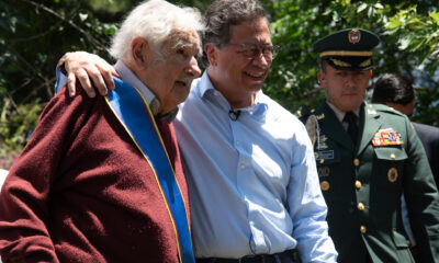 Fotografía de archivo del presidente de Colombia, Gustavo Petro (c), y el expresidente de Uruguay, José Mujica (i), luego de condecorarlo con la Cruz de Boyacá, en Montevideo (Uruguay). EFE/ Sofía Torres