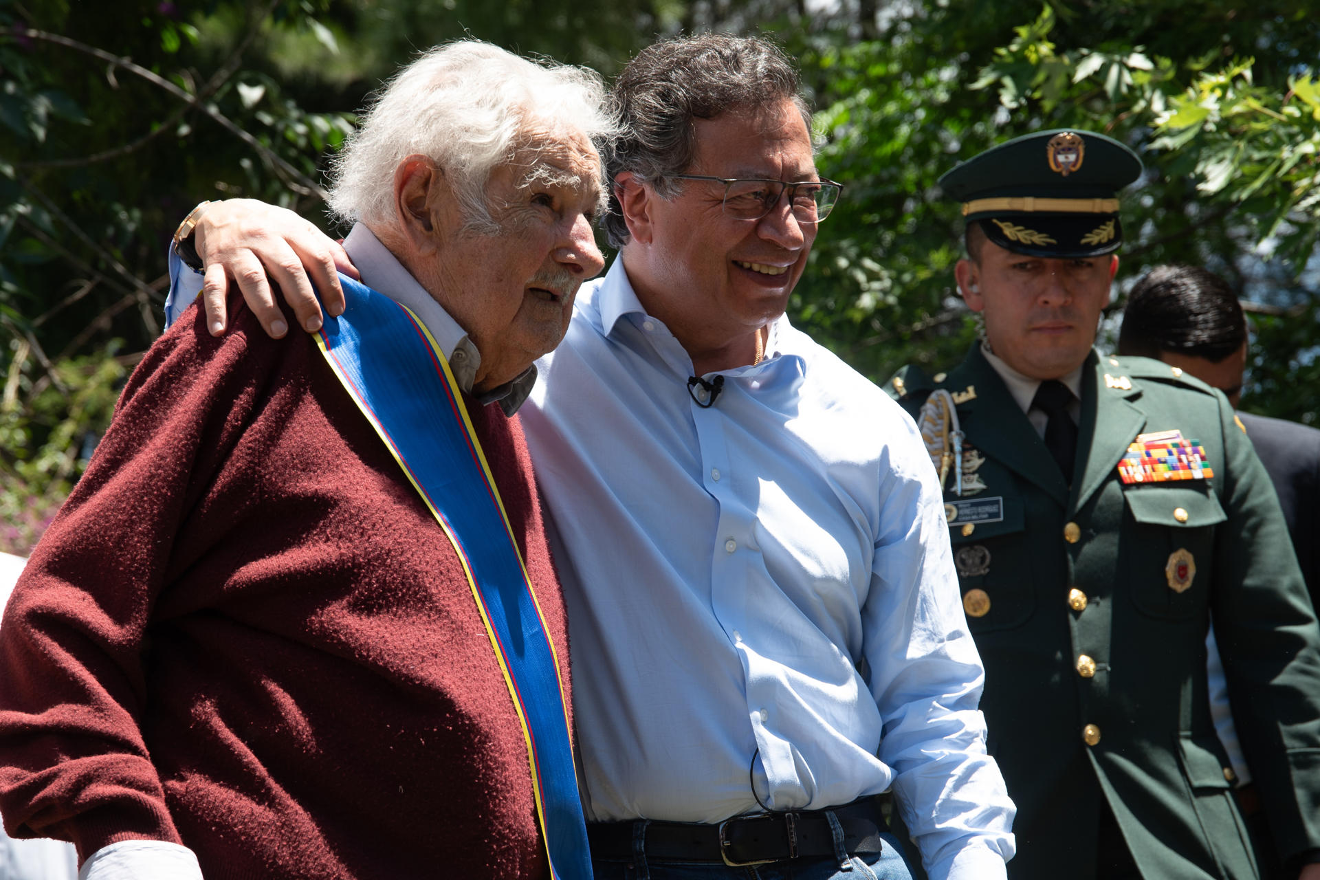 Fotografía de archivo del presidente de Colombia, Gustavo Petro (c), y el expresidente de Uruguay, José Mujica (i), luego de condecorarlo con la Cruz de Boyacá, en Montevideo (Uruguay). EFE/ Sofía Torres