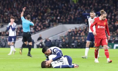 El español Pedro Porro atiende a su compañero del Tottenham, el uruguayo Rodrigo Bentancur, tendido sobre el terreno de juego durante la semifinal de Copa disputada contra el Liverpool. EFE/EPA/NEIL HALL