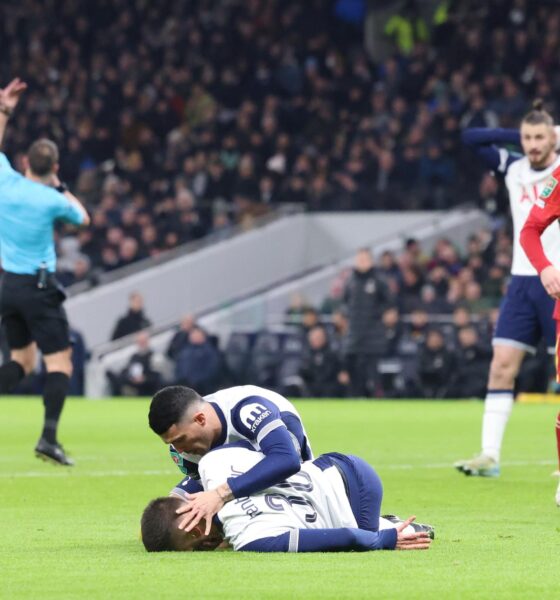 El español Pedro Porro atiende a su compañero del Tottenham, el uruguayo Rodrigo Bentancur, tendido sobre el terreno de juego durante la semifinal de Copa disputada contra el Liverpool. EFE/EPA/NEIL HALL